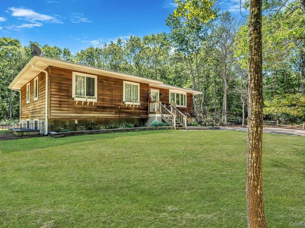 3 Emily Court, Hampton Bays NY 11946