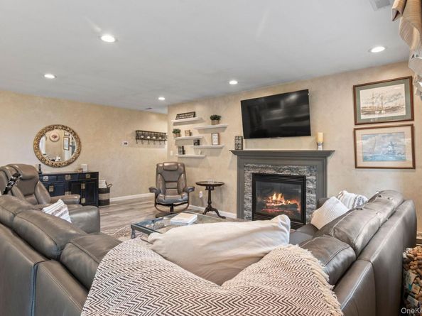 29 Erin Lane, East Setauket NY 11733
