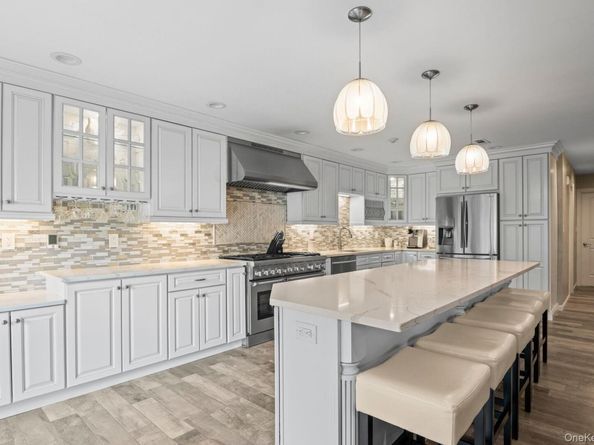 29 Erin Lane, East Setauket NY 11733