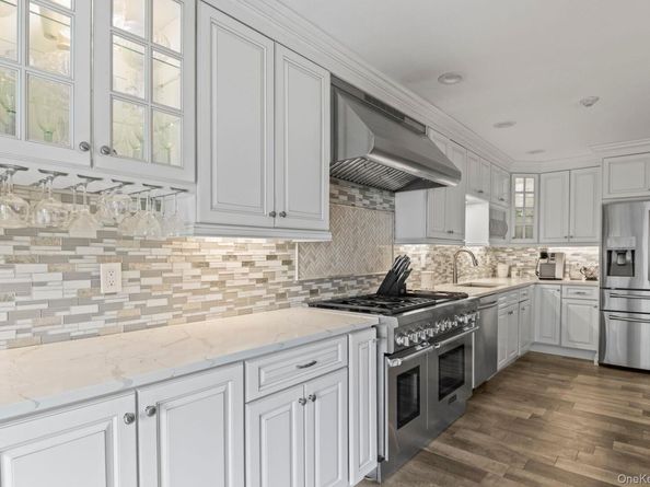 29 Erin Lane, East Setauket NY 11733