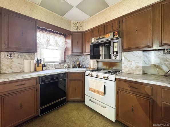 6073 71 Street, Maspeth NY 11378