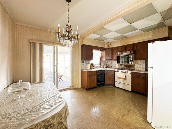 6073 71 Street, Maspeth NY 11378