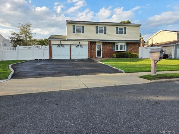 3 Maison Drive, Holbrook NY 11741