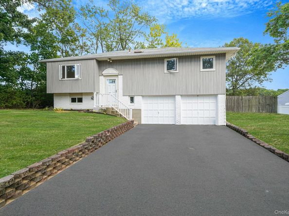 10 Elayne Court, Smithtown NY 11787