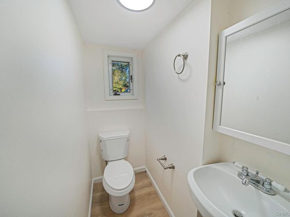 10 Elayne Court, Smithtown NY 11787