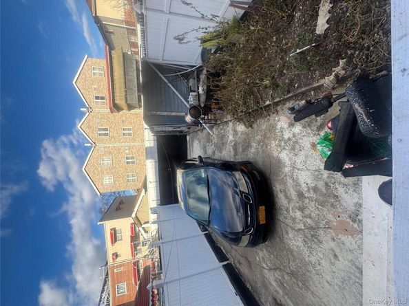 933 E 221st Street, Bronx NY 10469