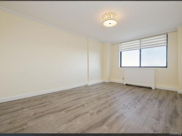 2 BAY CLUB Drive 17Z2, Bayside NY 11360