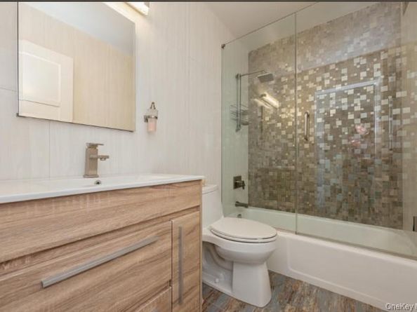 2 BAY CLUB Drive 17Z2, Bayside NY 11360