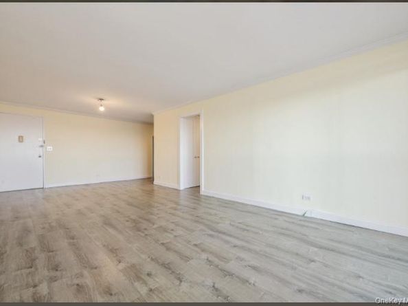 2 BAY CLUB Drive 17Z2, Bayside NY 11360