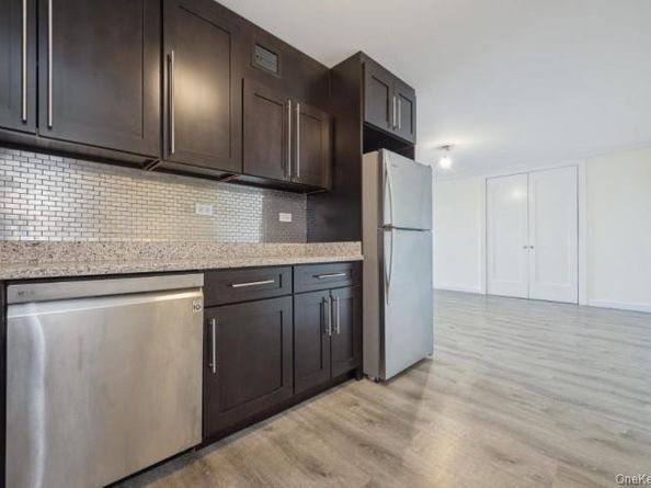 2 BAY CLUB Drive 17Z2, Bayside NY 11360