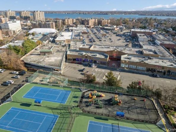 2 BAY CLUB Drive 17Z2, Bayside NY 11360