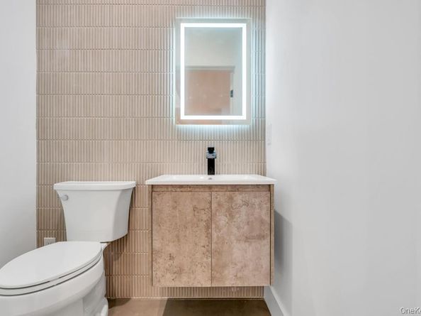 25 Red Maple Dr N, Wantagh NY 11793