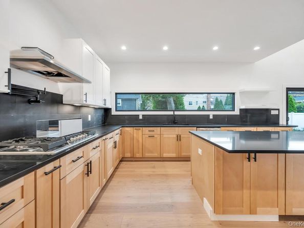 25 Red Maple Dr N, Wantagh NY 11793