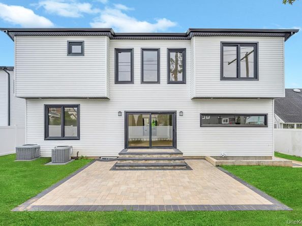 25 Red Maple Dr N, Wantagh NY 11793