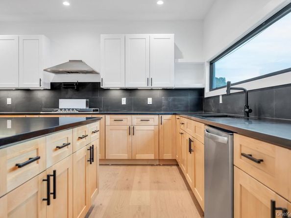 25 Red Maple Dr N, Wantagh NY 11793