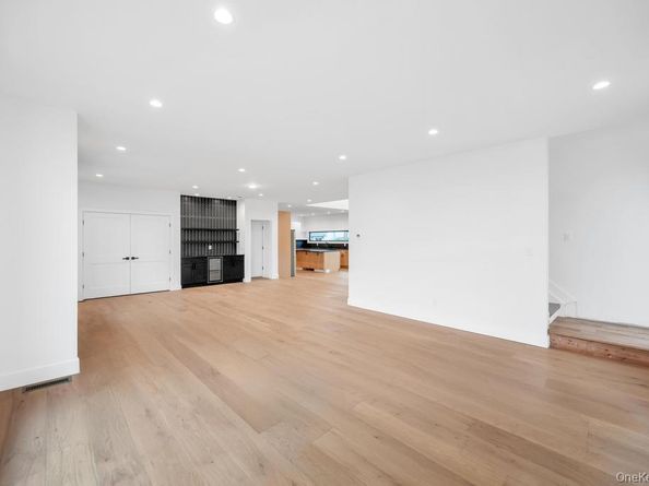 25 Red Maple Dr N, Wantagh NY 11793