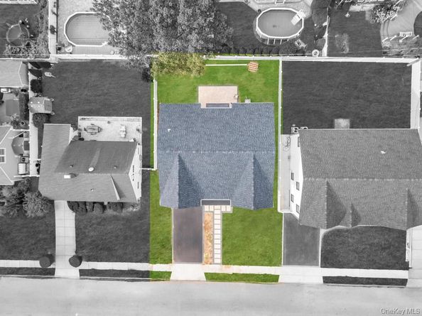 25 Red Maple Dr N, Wantagh NY 11793