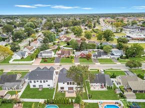 25 Red Maple Dr N, Wantagh NY 11793