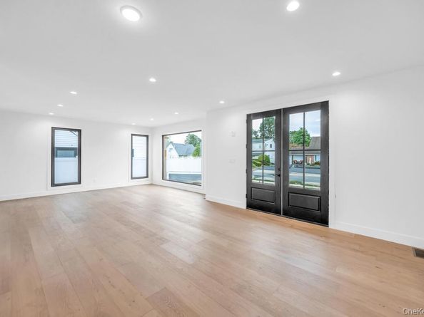 25 Red Maple Dr N, Wantagh NY 11793