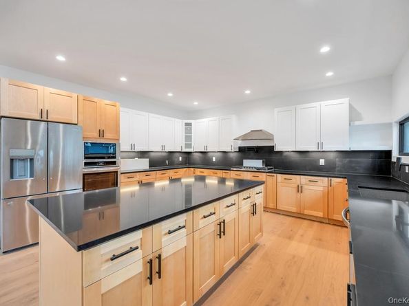 25 Red Maple Dr N, Wantagh NY 11793