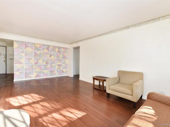 87-20 175 Street 1M, Jamaica NY 11432