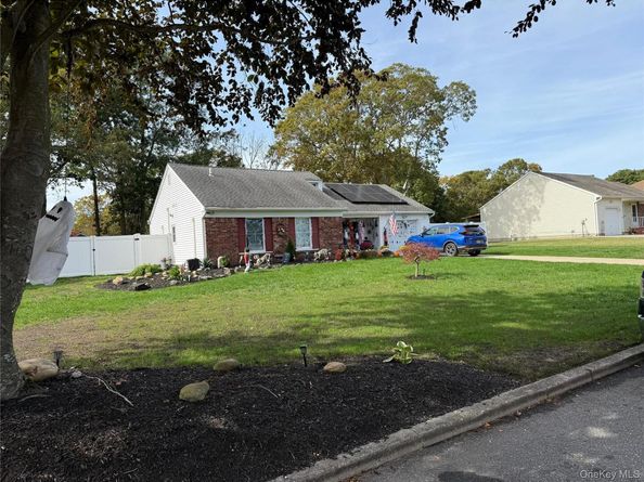 56 Glenmere Lane, Coram NY 11727