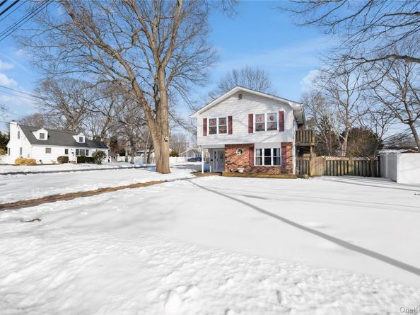 1093 Oakneck Road, Bay Shore NY 11706