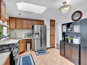 6 Little Court, Deer Park NY 11729