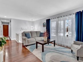 6 Little Court, Deer Park NY 11729