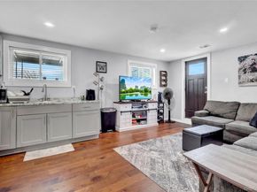 6 Little Court, Deer Park NY 11729