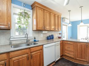 58 Elm Court, New Hyde Park NY 11040