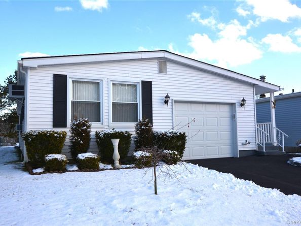 82 Village Circle W, Manorville NY 11949