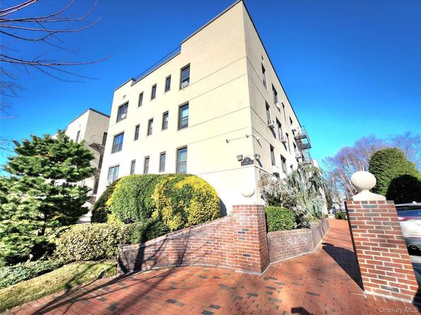 11 Wooleys Lane 2E, Great Neck NY 11023