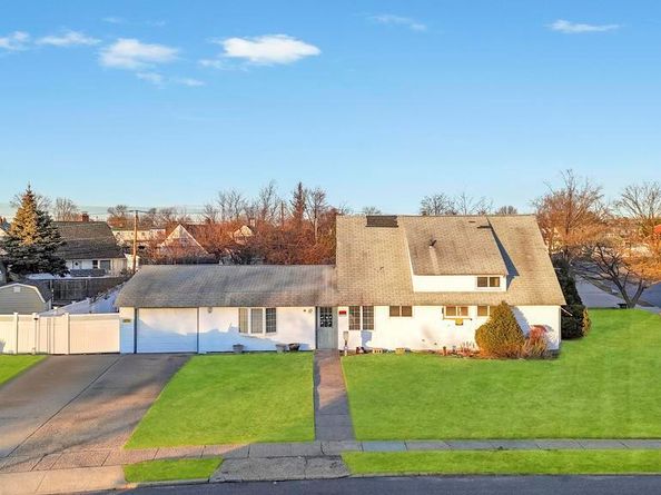 15 Autumn Lane, Hicksville NY 11801