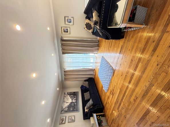 6 Valley Lane E, North Woodmere NY 11581