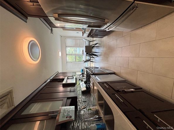 6 Valley Lane E, North Woodmere NY 11581