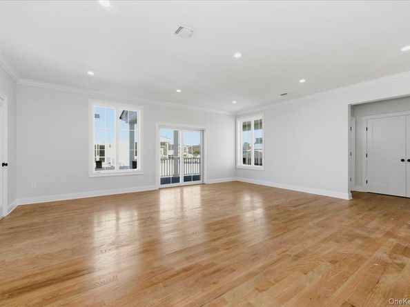 2437 Archer Street, Seaford NY 11783