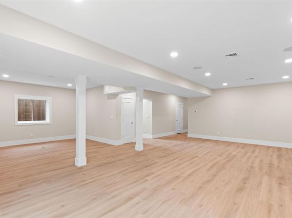 26 Pine Tree Road, Southampton NY 11968