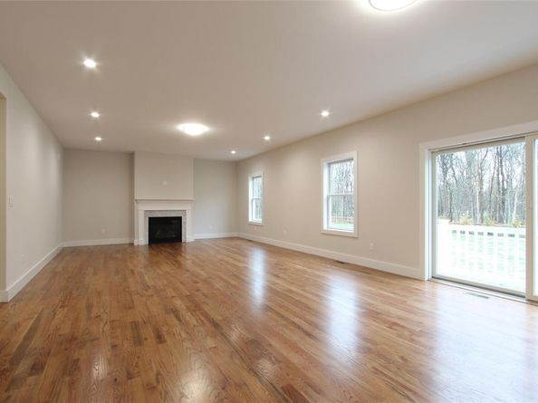 5 Colonels Path, Manorville NY 11949
