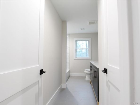 5 Colonels Path, Manorville NY 11949