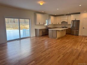 5 Colonels Path, Manorville NY 11949