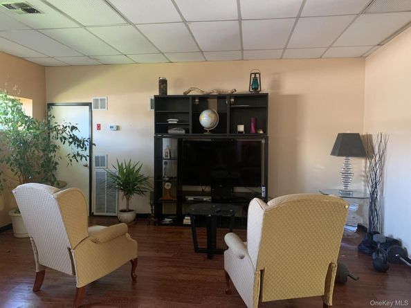 615 Broadway 81, Amityville NY 11701