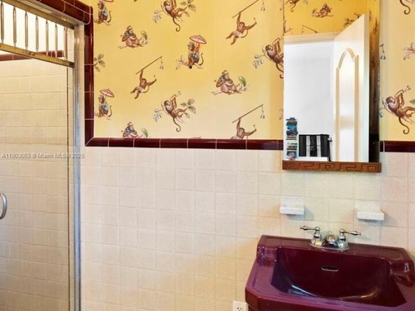 658 NE 73rd St, Miami FL 33138