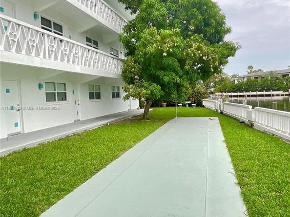 419 Golden Isles Dr 106, Hallandale Beach FL 33009