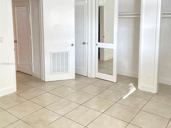 419 Golden Isles Dr 106, Hallandale Beach FL 33009