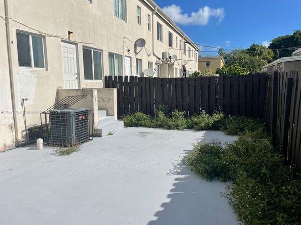 406 NW 84th Ter 406, Miami FL 33150