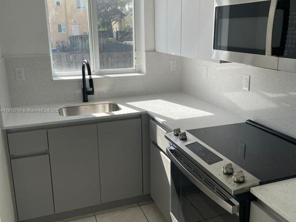 406 NW 84th Ter 406, Miami FL 33150