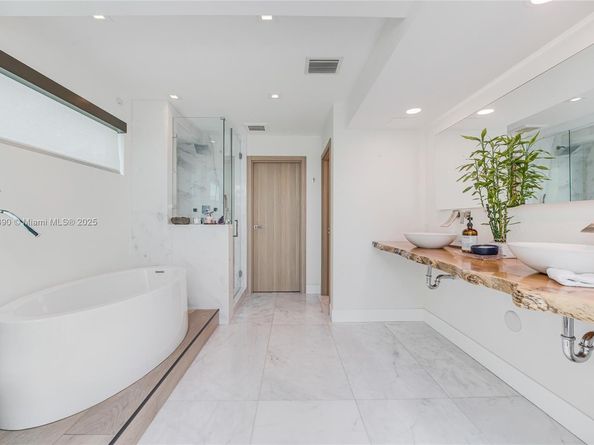 7960 Biscayne Point Cir, Miami Beach FL 33141