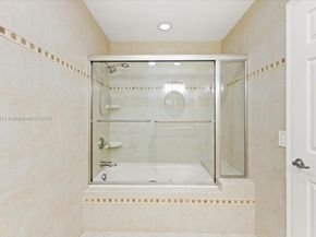 281 Jacaranda Dr 13, Plantation FL 33324