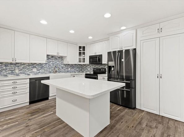 281 Jacaranda Dr 13, Plantation FL 33324